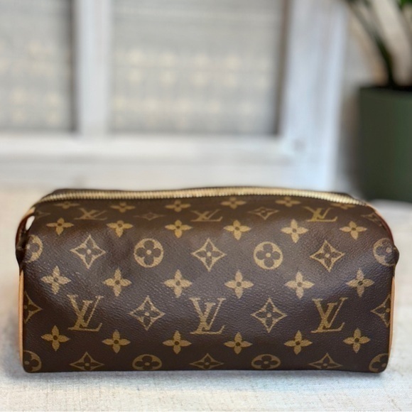 AUTHENTIC Louis Vuitton Dopp Kit. EXCELLENT condition. - Picture 11 of 16